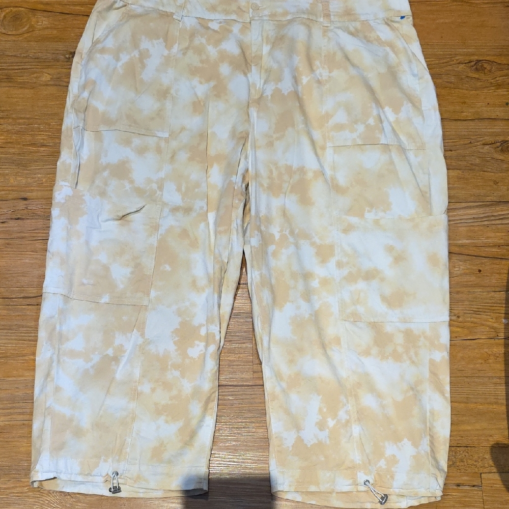 Lane BRYANT Tie-Dye Cargo Capri Pants. NWOT